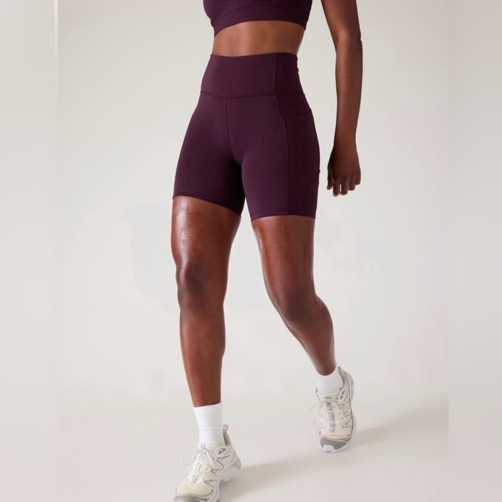 NWT Athleta Ultimate Stash II 7” Cabernet Short Size XS.